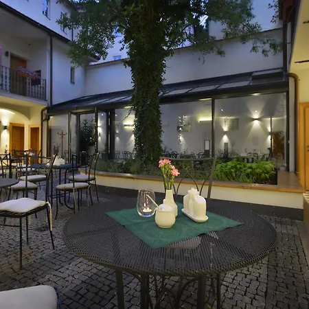 Hotel At The White Lily 4*