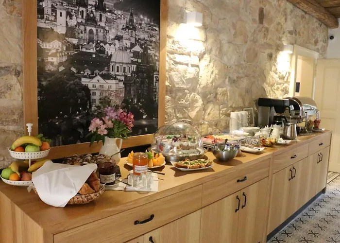 At The White Lily מלון