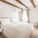 Hotel At The White Lily