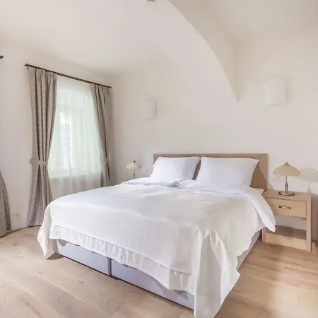 At The White Lily Szálloda