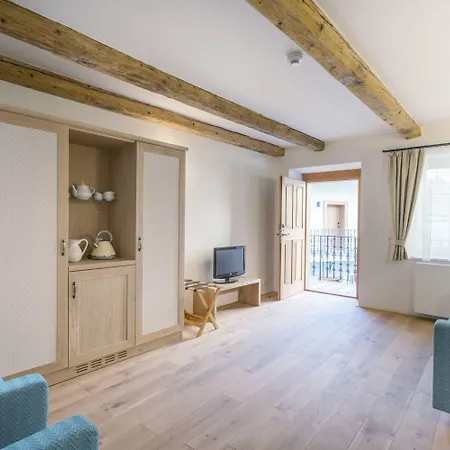 At The White Lily Szálloda