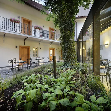 At The White Lily Szálloda