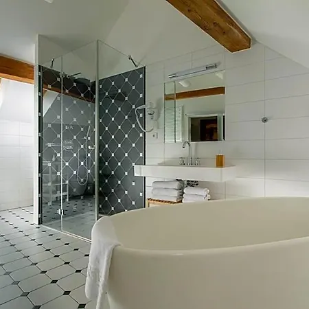Hotel At The White Lily