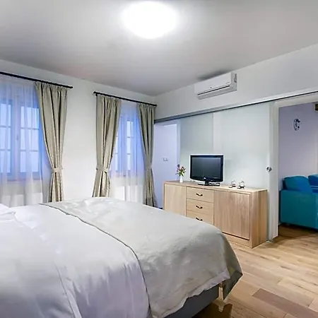At The White Lily 4* Praga