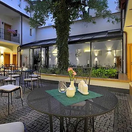 Hotel At The White Lily 4*