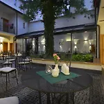 فندق At The White Lily 4*