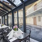 فندق At The White Lily