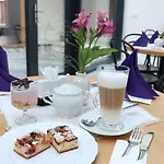 At The White Lily براغ