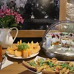 At The White Lily فندق 4*